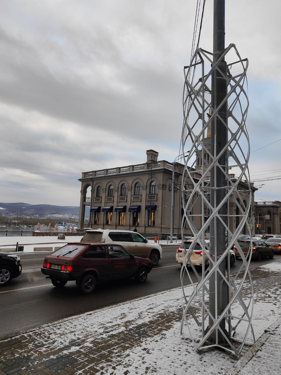 Центр Красноярска украшают праздничной иллюминацией Центр Красноярска украшают праздничной иллюминацией