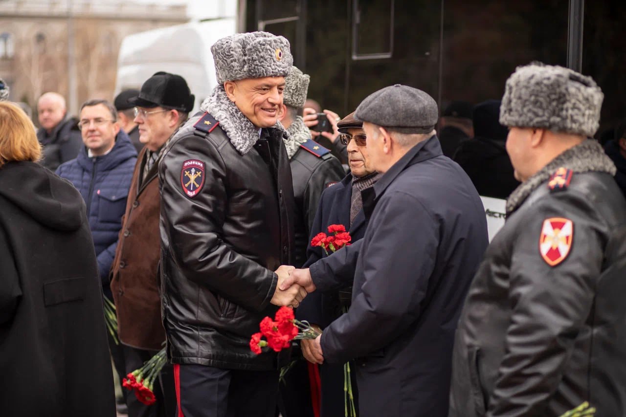Красноярские полицейские возложили цветы к стенам храма в дань памяти сотрудникам, погибшим при исполнении служебных обязанностей Красноярские полицейские возложили цветы к стенам храма в дань памяти сотрудникам, погибшим при исполнении служебных обязанностей