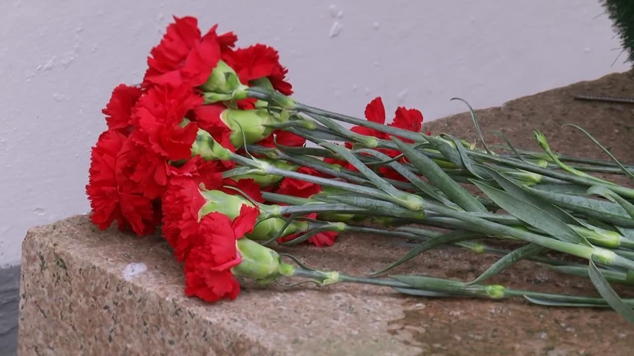 Красноярские полицейские возложили цветы к стенам храма в дань памяти сотрудникам, погибшим при исполнении служебных обязанностей