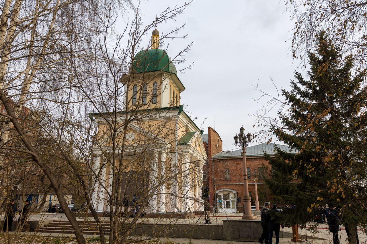 Сегодня, в День памяти сотрудников органов внутренних дел, погибших при исполнении служебного долга, возложили цветы у часовни святого Димитрия Солунского