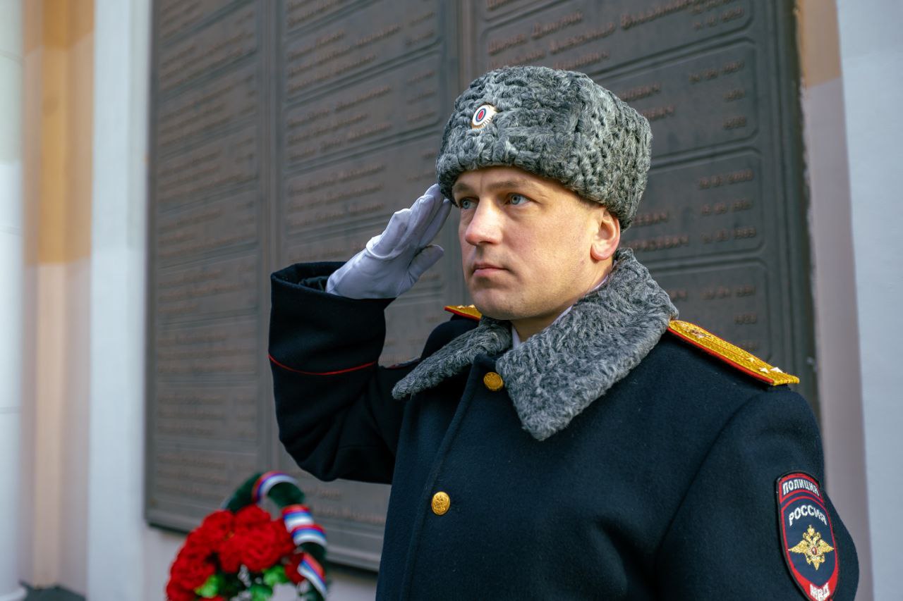 Сегодня, в День памяти сотрудников органов внутренних дел, погибших при исполнении служебного долга, возложили цветы у часовни святого Димитрия Солунского Сегодня, в День памяти сотрудников органов внутренних дел, погибших при исполнении служебного долга, возложили цветы у часовни святого Димитрия Солунского