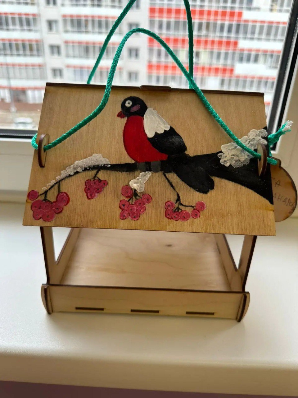 На Ярыгинской набережной появились яркие кормушки для птиц На Ярыгинской набережной появились яркие кормушки для птиц