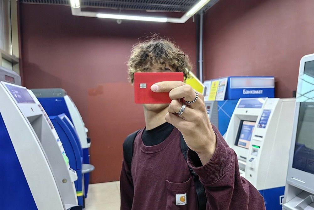 В Хабаровске 17-летнего подростка так "обработали" телефонные мошенники, что он на 3 дня ушел из дома, прихватив все семейные сбережения