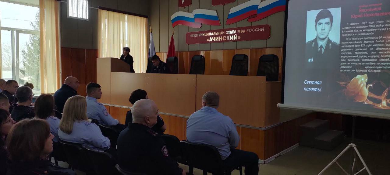 Память жива: в Красноярском крае почтили сотрудников, погибших при исполнении долга Память жива: в Красноярском крае почтили сотрудников, погибших при исполнении долга