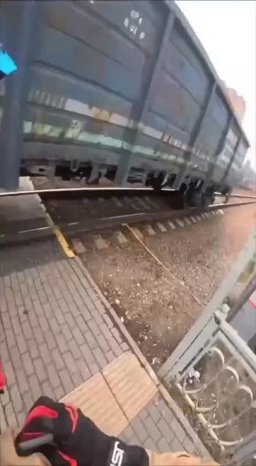 Девушка в последний миг спасла пенсионерку от поезда