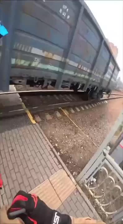 Девушка в последний миг спасла пенсионерку от поезда