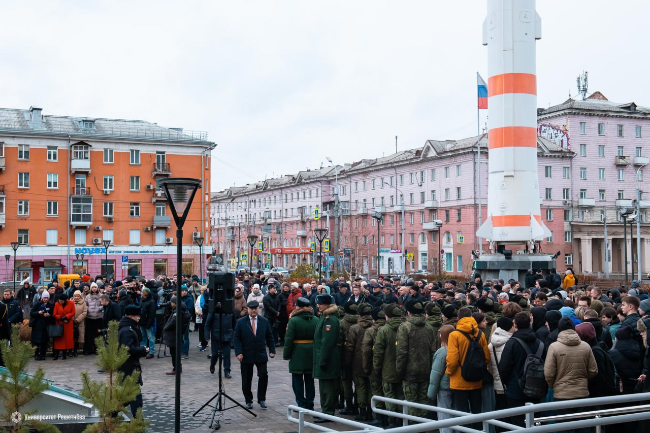 В Красноярске открыли мемориал Михаилу Решетнёву В Красноярске открыли мемориал Михаилу Решетнёву