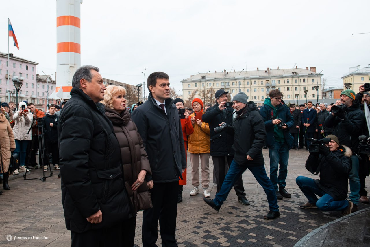 В Красноярске открыли мемориал Михаилу Решетнёву В Красноярске открыли мемориал Михаилу Решетнёву