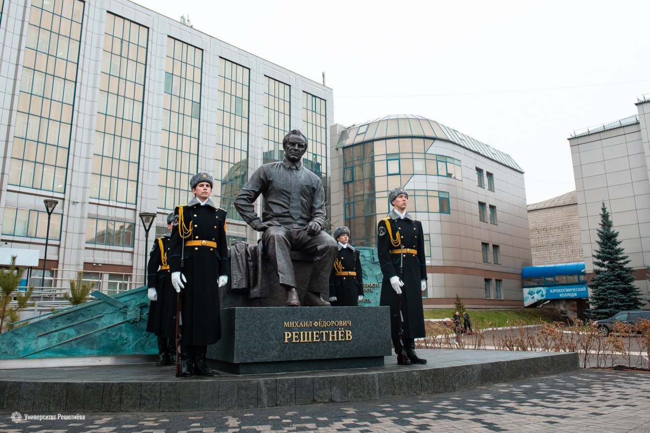 В Красноярске открыли мемориал Михаилу Решетнёву