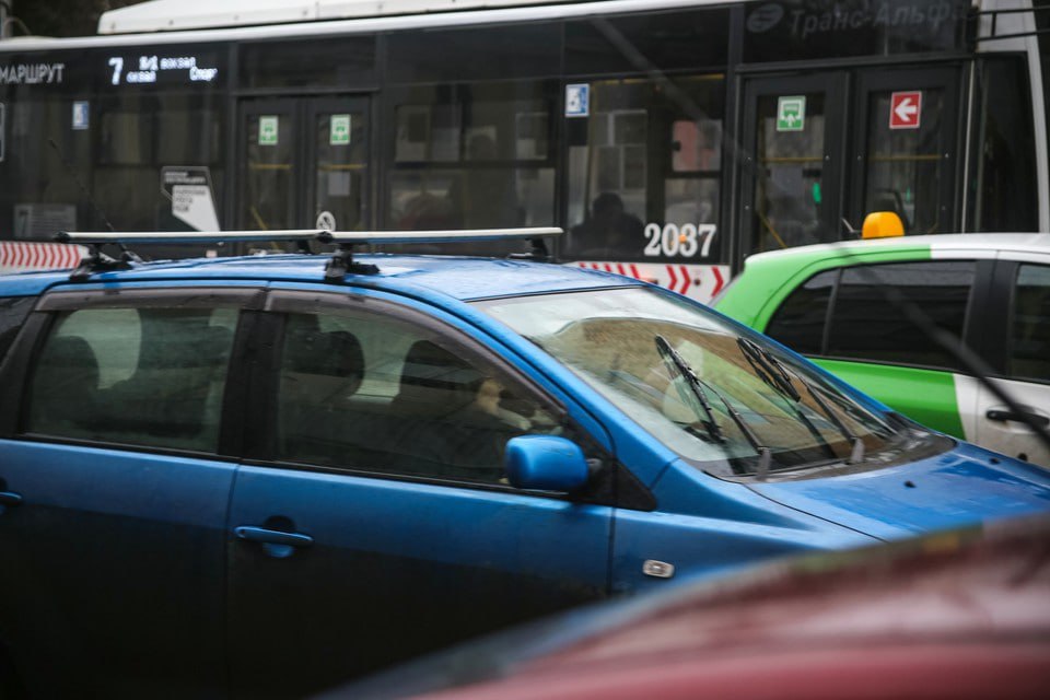 С 14 ноября в Красноярске навсегда запретят остановку и стоянку транспорта на участке улице Октябрьская