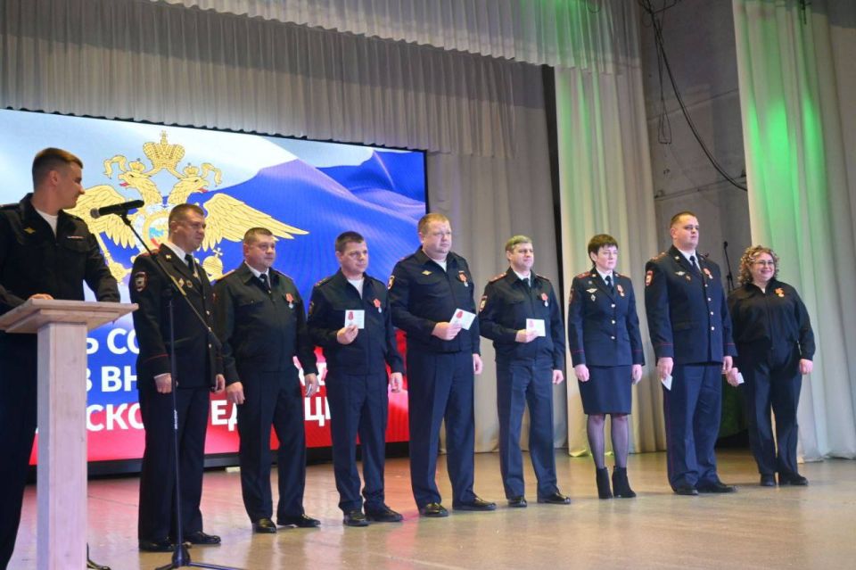 Продолжаем делиться кадрами с торжественных мероприятий, посвященных Дню сотрудника органов внутренних дел, которые проходили накануне по всему краю!
