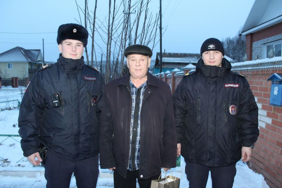 Полицейские и представители Общественного Совета поздравили ветеранов МВД