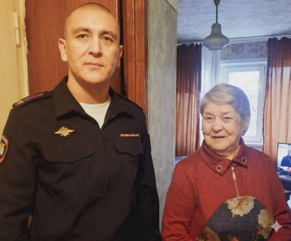 Стражи порядка поздравили ветерана с днем рождения