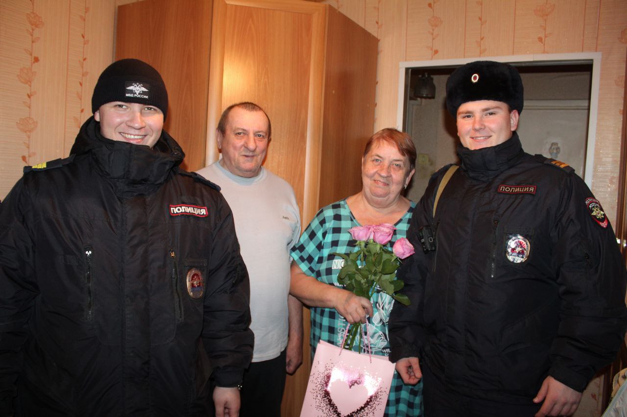 Полицейские и представители Общественного Совета поздравили ветеранов МВД Полицейские и представители Общественного Совета поздравили ветеранов МВД