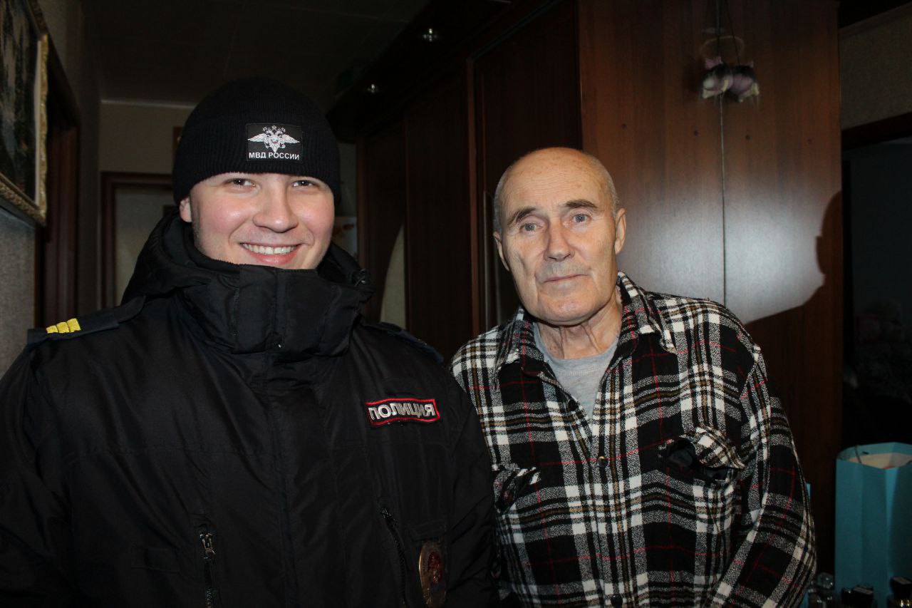 Полицейские и представители Общественного Совета поздравили ветеранов МВД Полицейские и представители Общественного Совета поздравили ветеранов МВД