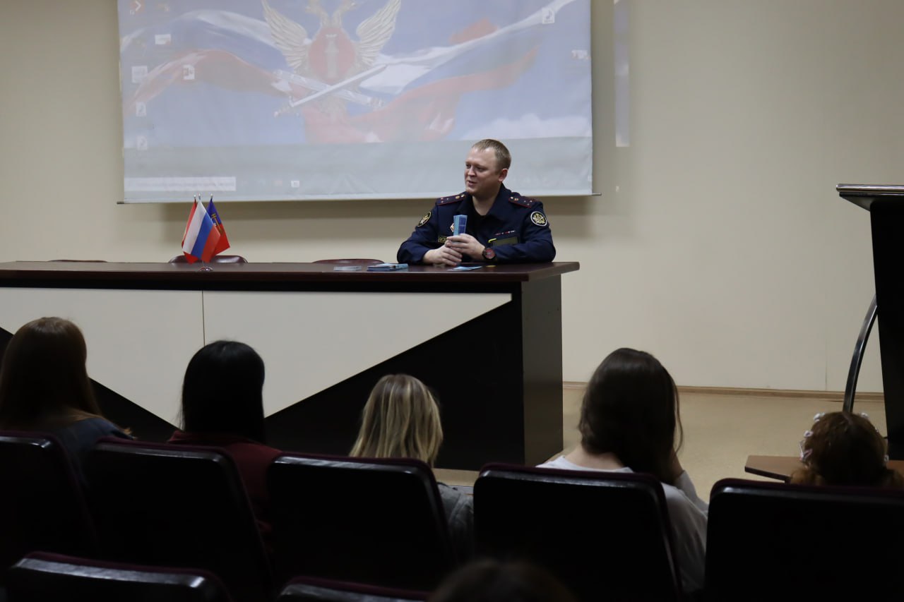 Руководство ИК-27 организовало встречу учеников профильного класса ГУФСИН красноярской школы № 98 со старшим преподавателем кафедры организации режима Кузбасского института ФСИН России Николаем Ковалевым Руководство ИК-27 организовало встречу учеников профильного класса ГУФСИН красноярской школы № 98 со старшим преподавателем кафедры организации режима Кузбасского института ФСИН России Николаем Ковалевым