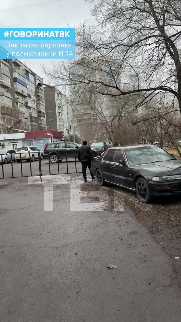 Красноярцы вновь недовольны закрытой парковкой у поликлиники №14