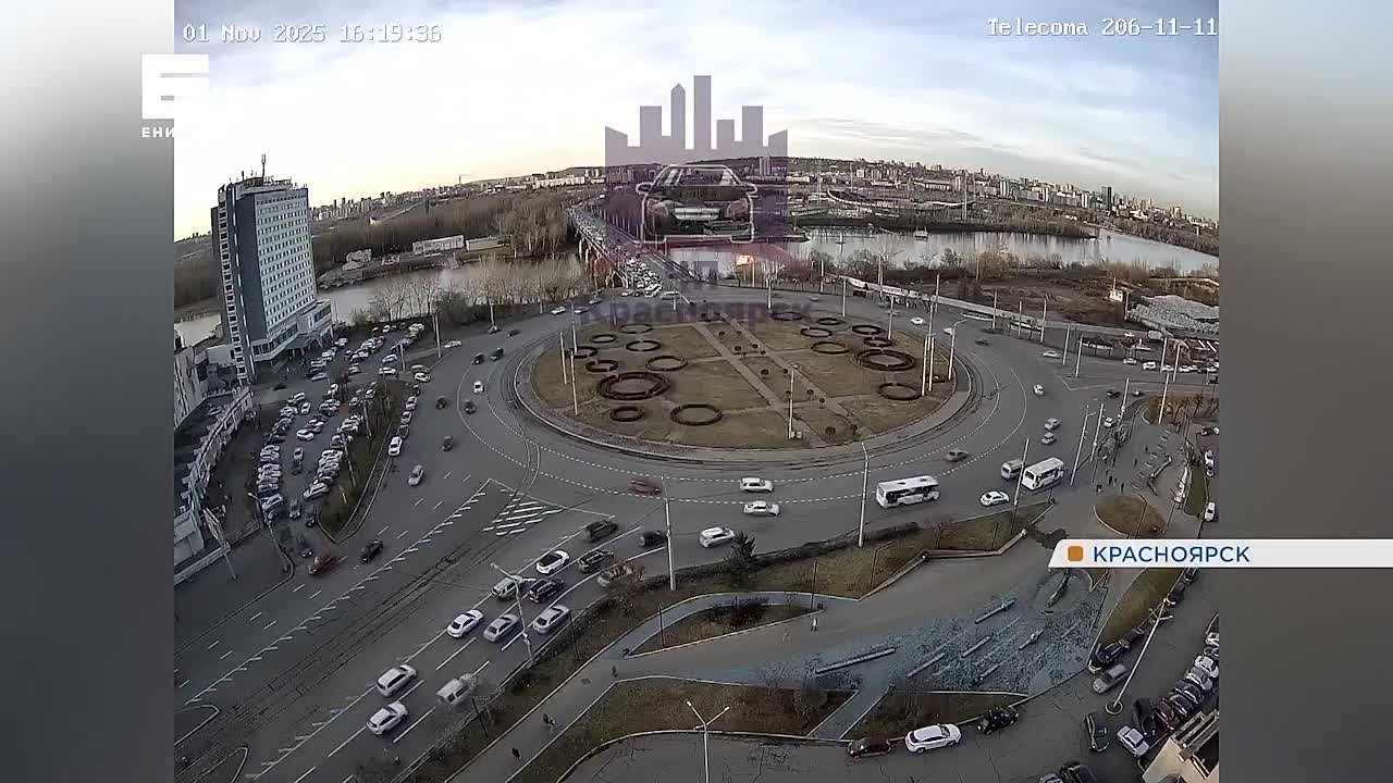 Водитель автобуса заехал на тротуар и едва не сбил людей на Предмостной площади