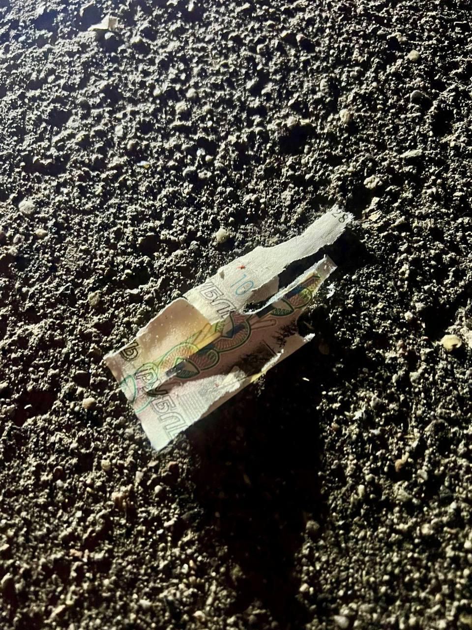 Ребенку оторвало несколько пальцев после того, как он попытался поднять с земли купюру