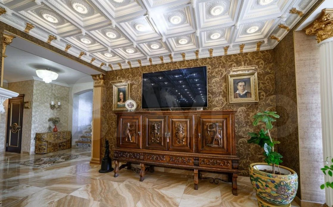 В Красноярске продают кирпичный «замок» с винным погребом за 43 млн рублей В Красноярске продают кирпичный «замок» с винным погребом за 43 млн рублей