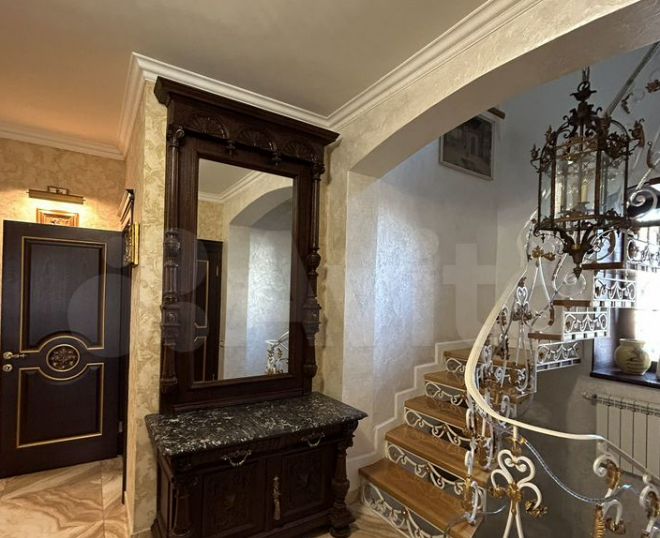 В Красноярске продают кирпичный «замок» с винным погребом за 43 млн рублей В Красноярске продают кирпичный «замок» с винным погребом за 43 млн рублей