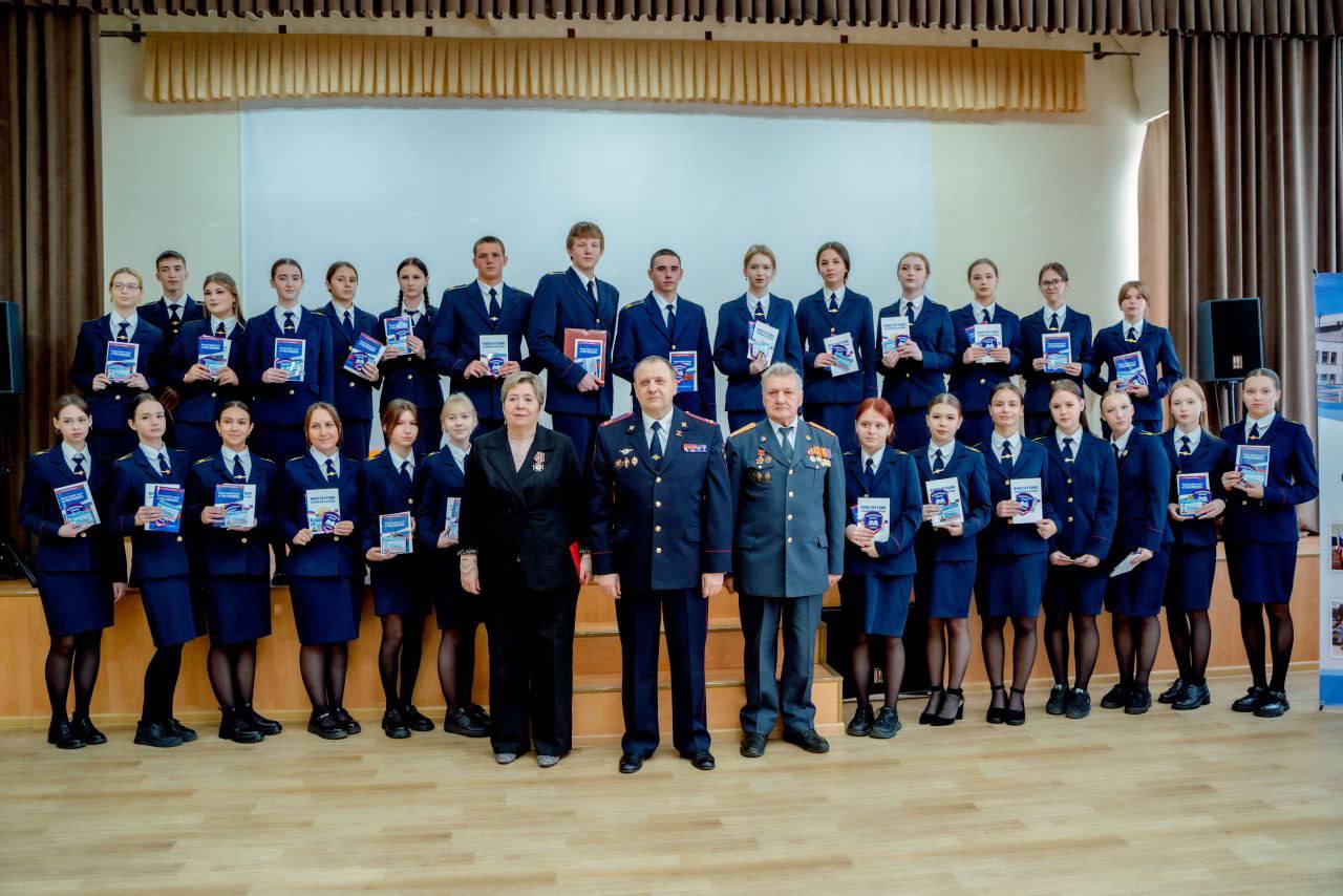 Торжественно клянусь. В Ачинске слушатели полицейского класса им.А.В. Трофимова приняли присягу Торжественно клянусь. В Ачинске слушатели полицейского класса им.А.В. Трофимова приняли присягу