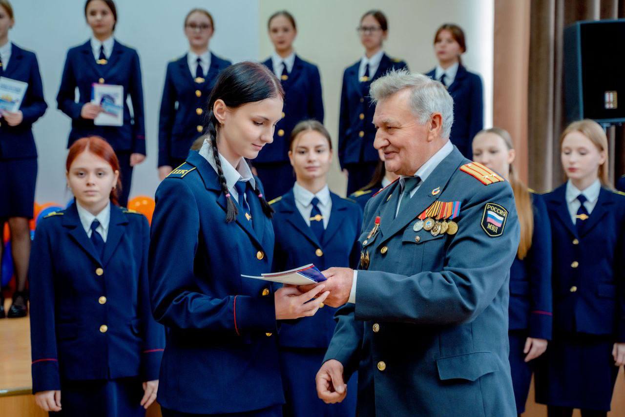 Торжественно клянусь. В Ачинске слушатели полицейского класса им.А.В. Трофимова приняли присягу Торжественно клянусь. В Ачинске слушатели полицейского класса им.А.В. Трофимова приняли присягу