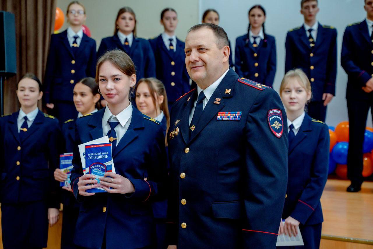 Торжественно клянусь. В Ачинске слушатели полицейского класса им.А.В. Трофимова приняли присягу Торжественно клянусь. В Ачинске слушатели полицейского класса им.А.В. Трофимова приняли присягу