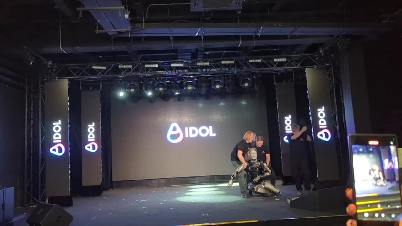 Первый в России антропоморфный робот упал на презентации