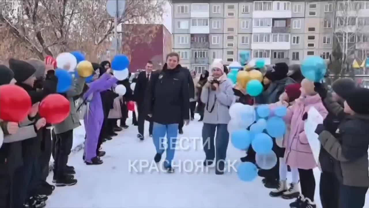 Космонавт Кирилл Песков приехал в родную школу в городе Назарово