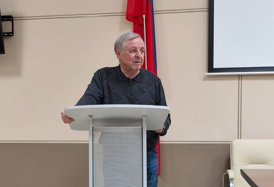 Александр Тарханов проводит мастер-классы в Красноярске, но работать в «Енисее» не будет