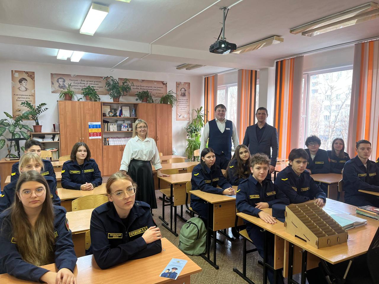 Руководство ИК-27 организовало встречу учеников профильного класса ГУФСИН красноярской школы № 98 со старшим преподавателем кафедры организации режима Кузбасского института ФСИН России Николаем Ковалевым