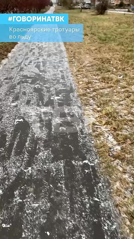 Тротуары Красноярска покрылись льдом
