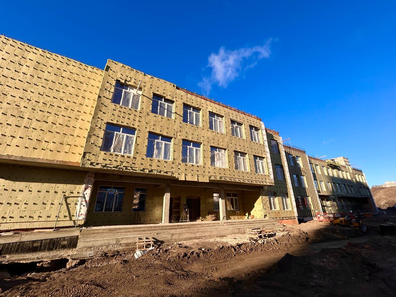 В «Тихих Зорях» утепляют фасады новой школы