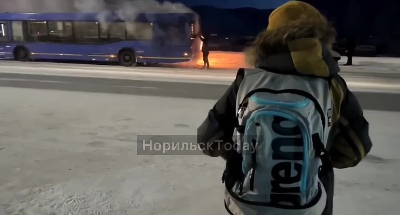В Норильске на ходу загорелся автобус