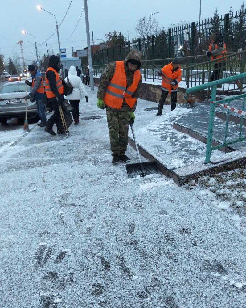 Красноярские дорожные службы продолжают заботиться о безопасности пешеходов