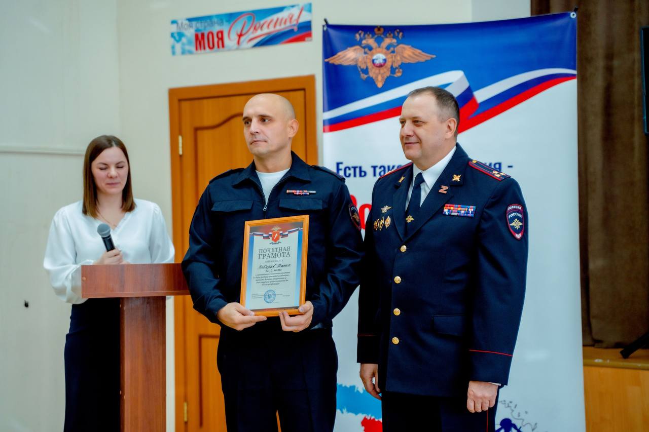 Превзойти наставника. В Ачинске полицейские и школьники в погонах проверили кто из них быстрее выполняет нормативы по сборке и разборке автомата Калашникова и пистолета Макарова Превзойти наставника. В Ачинске полицейские и школьники в погонах проверили кто из них быстрее выполняет нормативы по сборке и разборке автомата Калашникова и пистолета Макарова