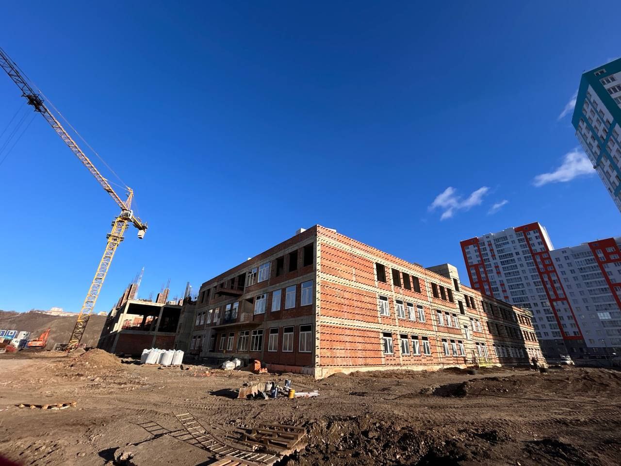 Фасад новой школы в «Тихих Зорях» Красноярска начали утеплять Фасад новой школы в «Тихих Зорях» Красноярска начали утеплять