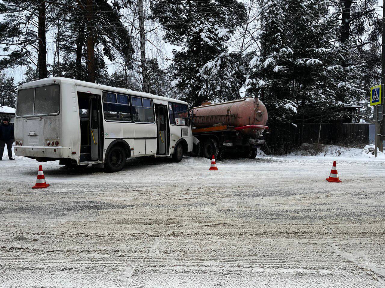 Под Енисейском пассажирский автобус вылетел на встречку и протаранил КАМАЗ