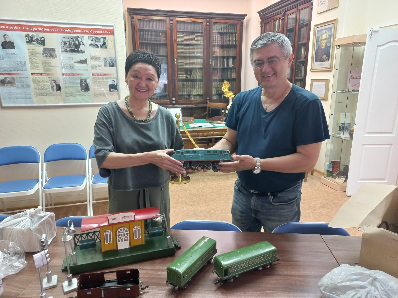 Красноярскому музею железной дороги подарили раритетную игрушку – электромеханическую железную дорогу, которой больше 70 лет