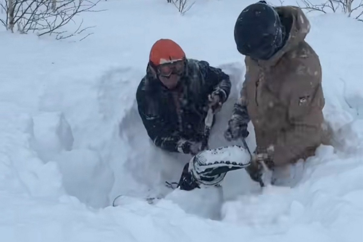 В Хакасии на горнолыжном курорте Приисковый накрыло лавиной одну из спортсменок