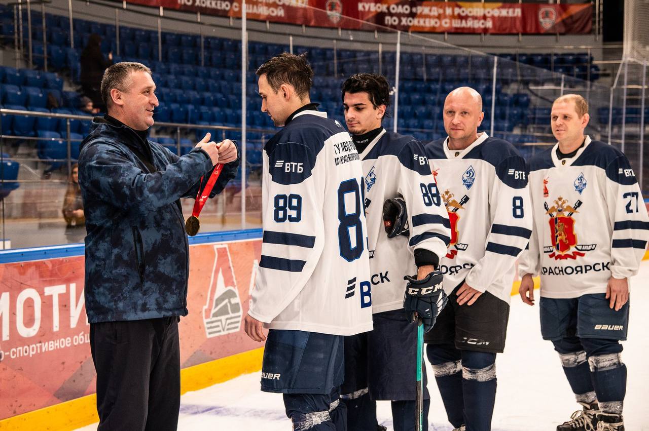 В рамках празднования Дня сотрудника органов внутренних дел Российской Федерации в товарищеском матче по хоккею сошлись команды полицейских и прокуратуры В рамках празднования Дня сотрудника органов внутренних дел Российской Федерации в товарищеском матче по хоккею сошлись команды полицейских и прокуратуры