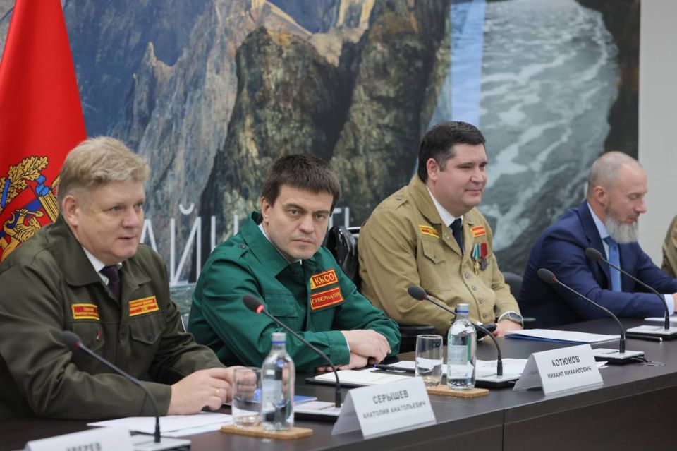 Полномочный представитель Президента в Сибирском федеральном округе Анатолий Серышев и Губернатор Красноярского края Михаил Котюков провели встречу с лидерами российских студенческих отрядов