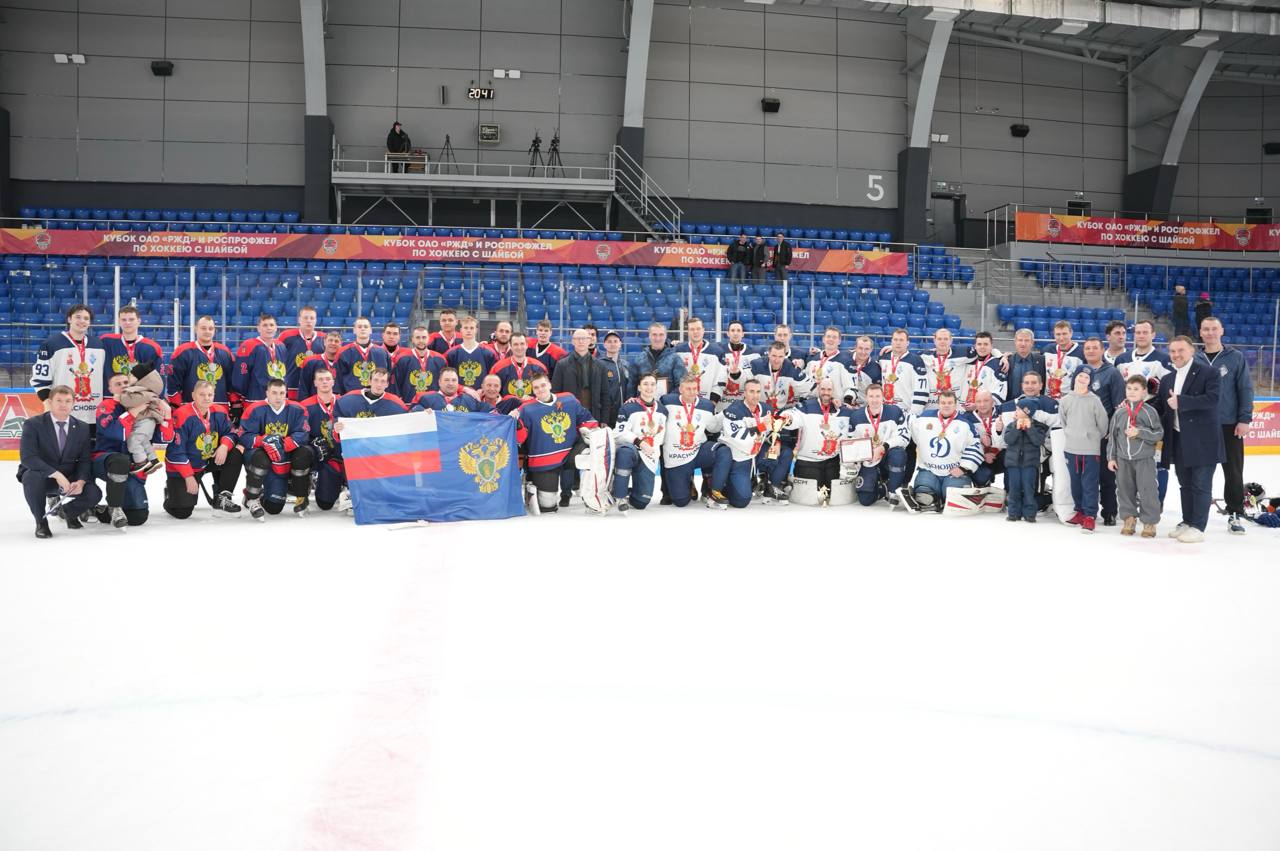 В честь Дня сотрудника органов внутренних дел прокуратура края и ГУ МВД России по краю встретились на товарищеском матче по хоккею В честь Дня сотрудника органов внутренних дел прокуратура края и ГУ МВД России по краю встретились на товарищеском матче по хоккею