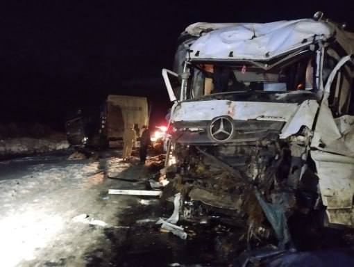 На трассе «Сибирь» под Красноярском произошло ДТП с двумя фурами На трассе «Сибирь» под Красноярском произошло ДТП с двумя фурами