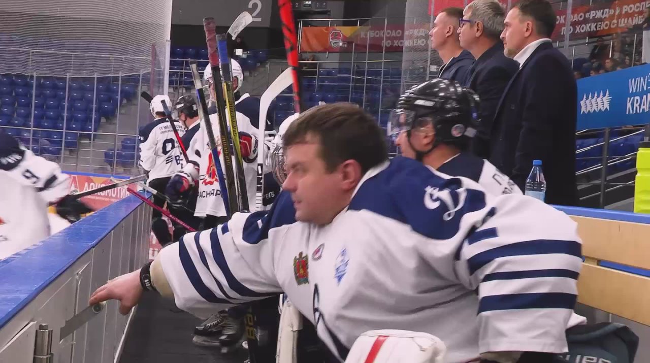 В рамках празднования Дня сотрудника органов внутренних дел Российской Федерации в товарищеском матче по хоккею сошлись команды полицейских и прокуратуры