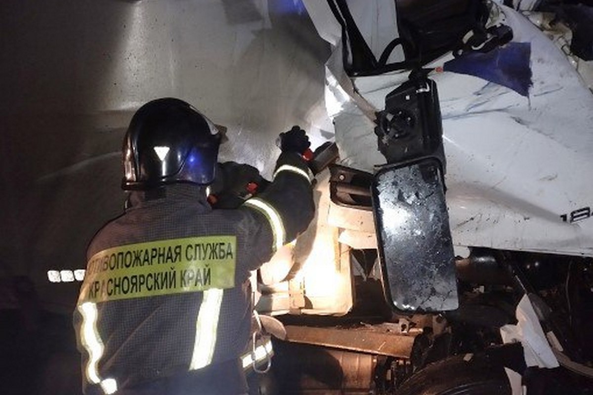 Под Красноярском столкнулись два грузовика с прицепами