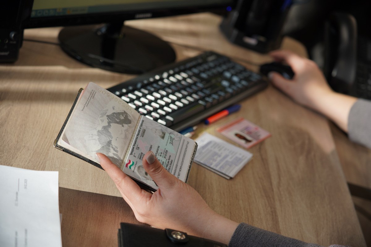 Осенью прошлого года 53-летнему ранее судимому мужчине кто-то подсказал, что можно заработать, если поставить на учет на своей квартире гастарбайтеров