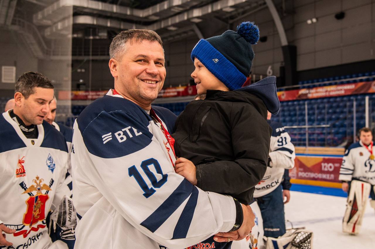 В рамках празднования Дня сотрудника органов внутренних дел Российской Федерации в товарищеском матче по хоккею сошлись команды полицейских и прокуратуры В рамках празднования Дня сотрудника органов внутренних дел Российской Федерации в товарищеском матче по хоккею сошлись команды полицейских и прокуратуры