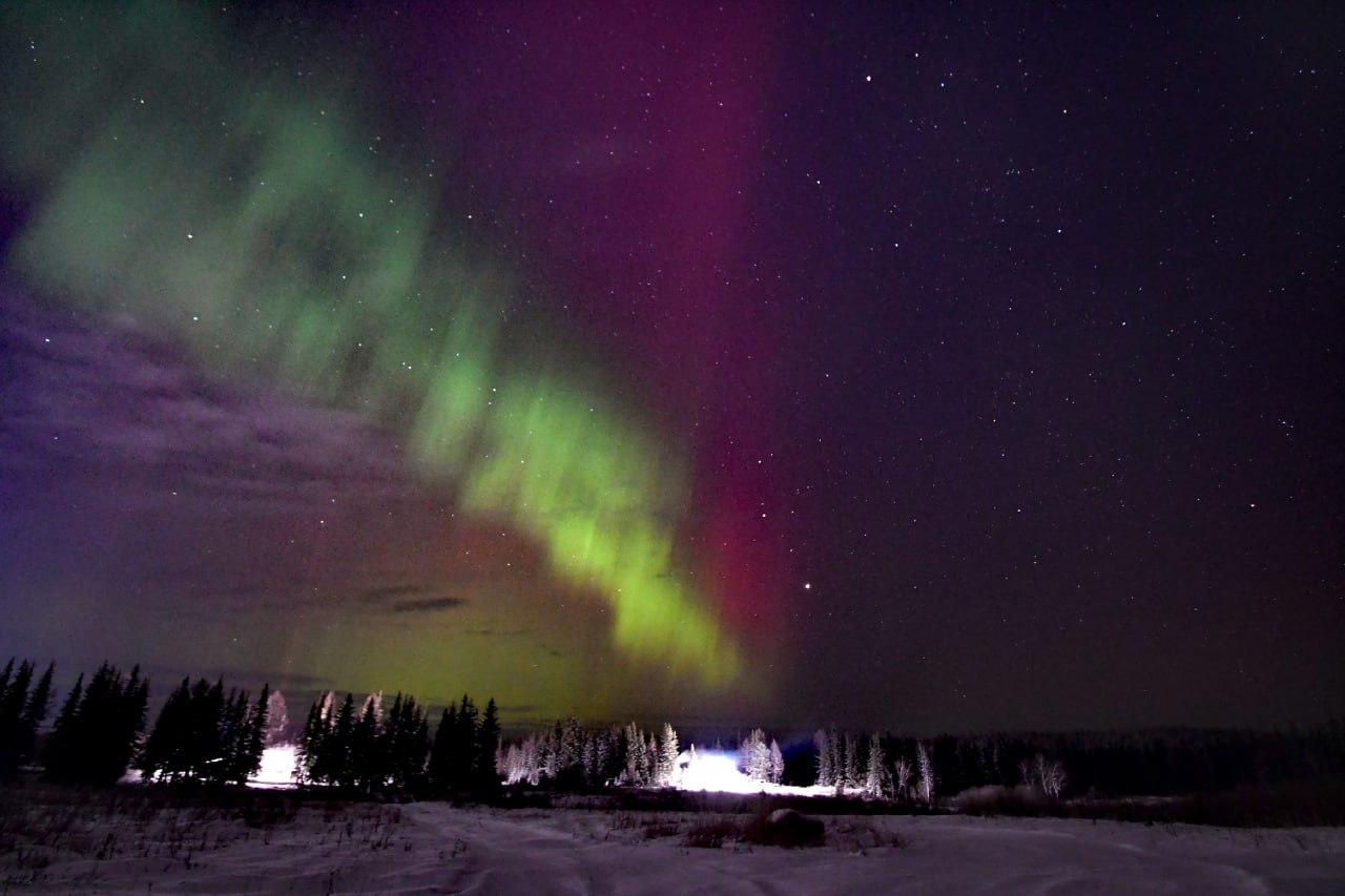 В Эвенкии сняли полет метеорита, световые столбы и северное сияние В Эвенкии сняли полет метеорита, световые столбы и северное сияние